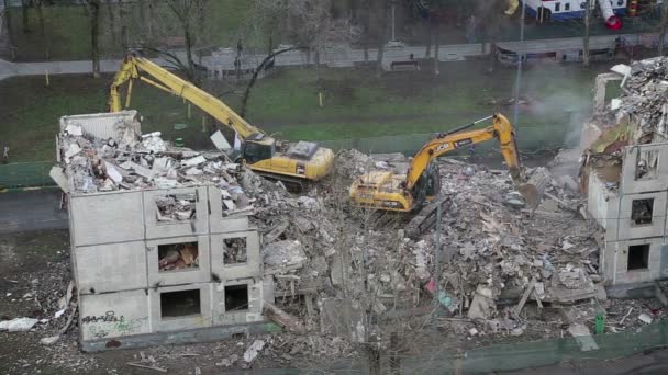 Máquinas escavadoras que trabalham na demolição casa velha — Vídeo de Stock