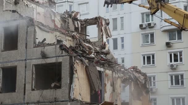 Machines d'excavation travaillant sur la démolition vieille maison — Video