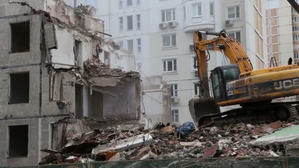 Maquinaria de excavadoras trabajando en demolición casa antigua — Vídeos de Stock