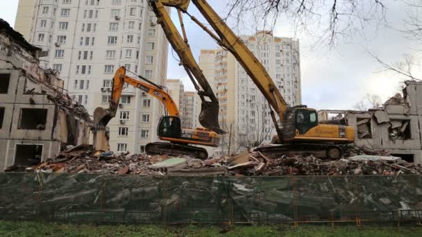 Graafmachine machines werken op sloop oude huis — Stockvideo