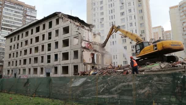 Maquinaria de excavadoras trabajando en demolición casa antigua — Vídeos de Stock