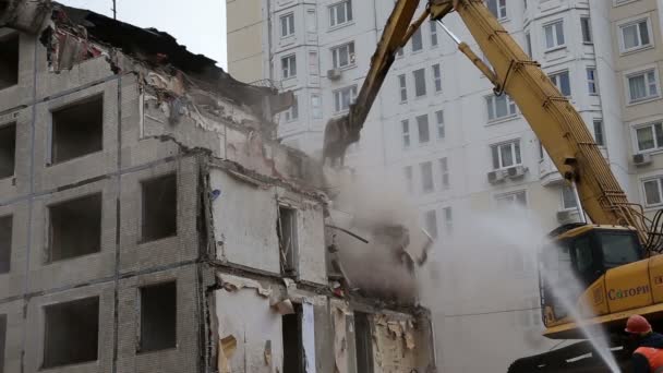 Macchine escavatore che lavorano sulla demolizione vecchia casa — Video Stock