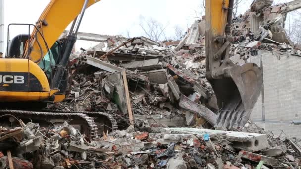 Maquinaria de excavadoras trabajando en demolición casa antigua — Vídeo de stock