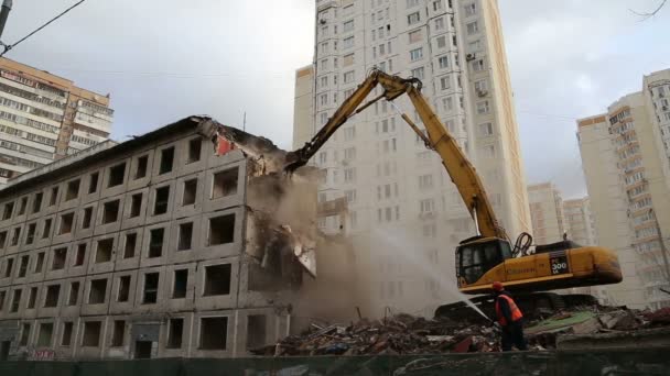 Machines d'excavation travaillant sur la démolition vieille maison — Video
