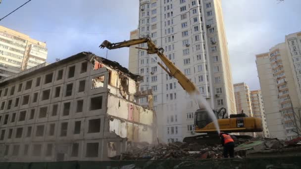 Rypadlo stroje pracují na demolice starého domu — Stock video