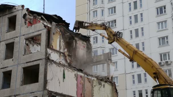 Máquinas escavadoras que trabalham na demolição casa velha — Vídeo de Stock