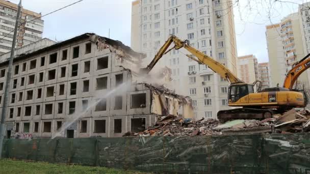 Maquinaria de excavadoras trabajando en demolición casa antigua . — Vídeo de stock