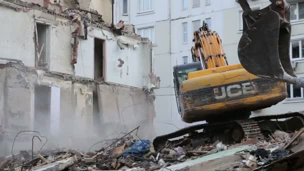 Dolgozik a bontás a régi ház kotró gép. — Stock videók