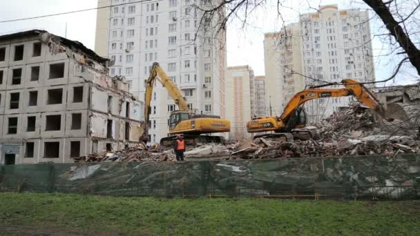 Maquinaria de excavadoras trabajando en demolición casa antigua . — Vídeos de Stock