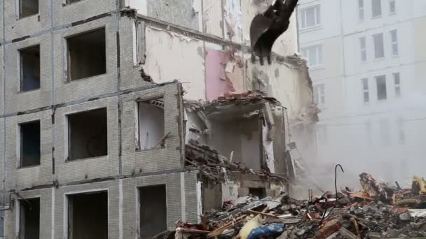 Rypadlo stroje pracují na demolice starého domu. — Stock video