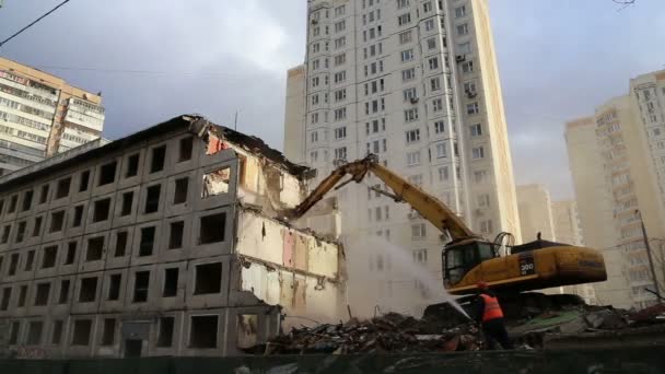 Maquinaria de excavadoras trabajando en demolición casa antigua . — Vídeos de Stock