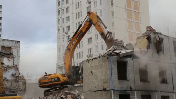 Dolgozik a bontás a régi ház kotró gép. — Stock videók