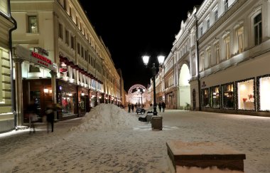Gece, Rusya Moskova Kremlin yakınında Nikolskaya sokakta Christmas (yeni yıl tatilleri) aydınlatma