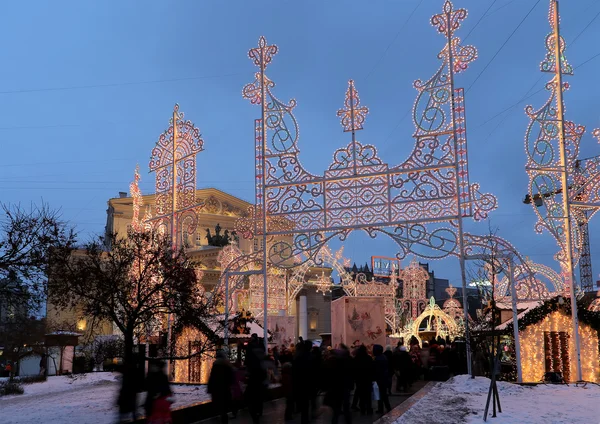 Teatro Bolshoi (Grande, Grande ou Grande Teatro, também escrito Bolshoy) iluminado para Natal e feriados de Ano Novo à noite. Moscou, Rússia — Fotografia de Stock