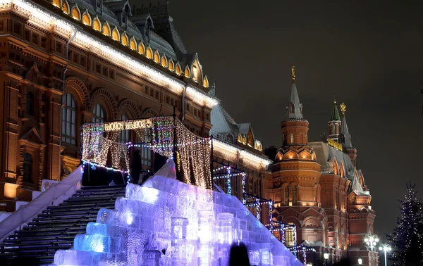 Navidad (vacaciones de Año Nuevo) iluminación y Museo Histórico Estatal por la noche, cerca del Kremlin en Moscú, Rusia —  Fotos de Stock