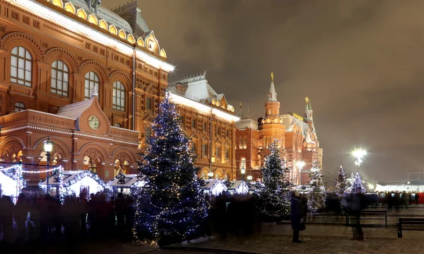 Boże Narodzenie (święta, Sylwester) oświetlenie i Państwowego Muzeum historycznego w nocy, w pobliżu Kremla w Moskwie, Rosja — Zdjęcie stockowe