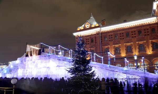 Kerstmis (Nieuwjaars vakantie) verlichting en State Historical Museum's nachts, in de buurt van het Kremlin in Moskou, Rusland — Stockfoto