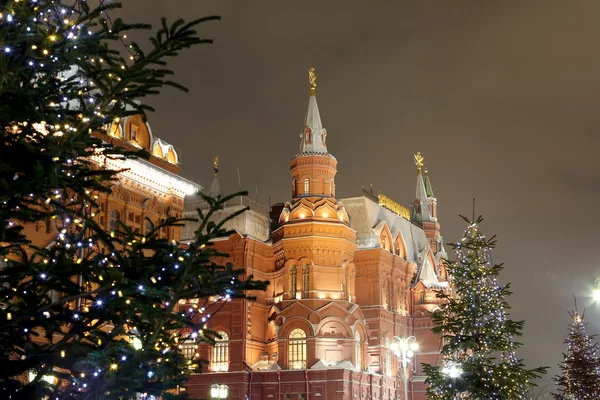 Рождественская подсветка и Государственный исторический музей ночью, рядом с Кремлем в Москве, Россия — стоковое фото