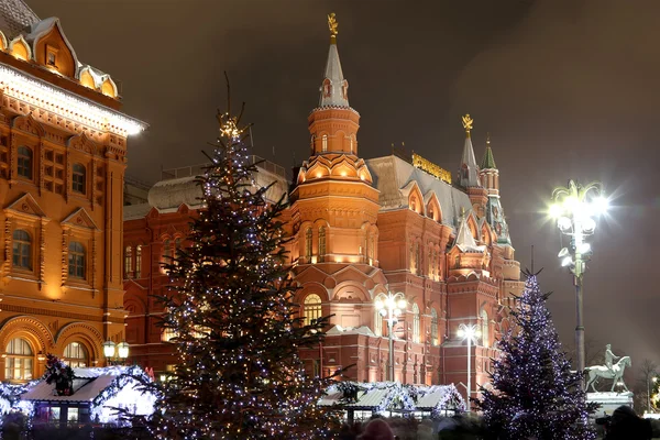 Navidad (vacaciones de Año Nuevo) iluminación y Museo Histórico Estatal por la noche, cerca del Kremlin en Moscú, Rusia —  Fotos de Stock