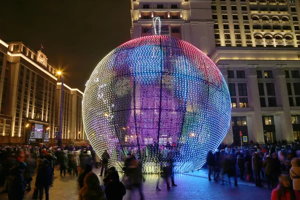 Karácsonyi és újévi ünnepek megvilágítás és az épület, az állami Duma a szövetségi közgyűlés az oroszországi Föderáció éjjel, Moszkva, Oroszország — Stock Fotó