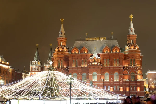Iluminação de Natal (feriados de Ano Novo) e Museu Histórico Estadual à noite, perto do Kremlin em Moscou, Rússia — Fotografia de Stock