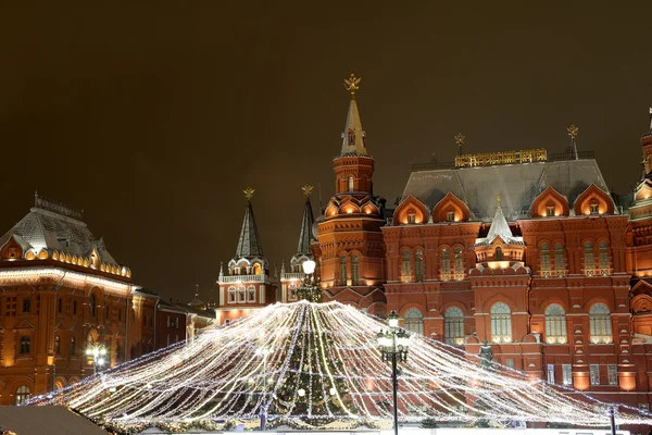 Iluminação de Natal (feriados de Ano Novo) e Museu Histórico Estadual à noite, perto do Kremlin em Moscou, Rússia — Fotografia de Stock