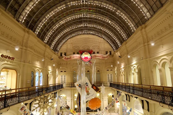 Intérieur Main Universal Store (GUM) pendant les vacances de Noël (Nouvel An), Place Rouge, Moscou, Russie . — Photo