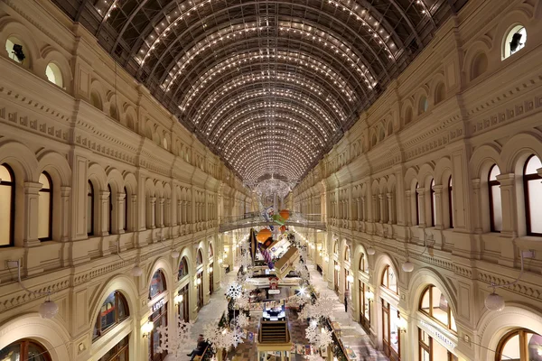 Interior Tienda Principal Universal (GUM) en las fiestas de Navidad (Año Nuevo), Plaza Roja, Moscú, Rusia . — Foto de Stock