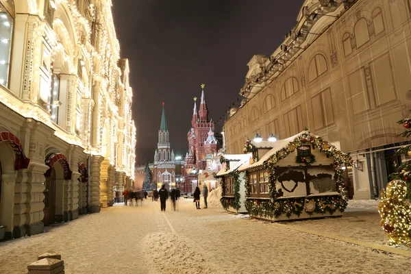Boże Narodzenie (święta, Sylwester) oświetlenie na Nikolskaya Street w pobliżu Moskwy w nocy, Federacja Rosyjska — Zdjęcie stockowe