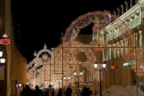 Illumination de Noël (vacances du Nouvel An) sur la rue Nikolskaïa près du Kremlin de Moscou la nuit, Russie — Photo