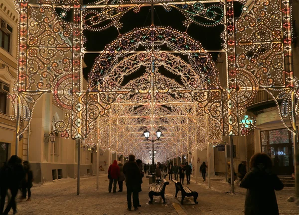 Natal (feriados de Ano Novo) iluminação na Nikolskaya Street perto do Kremlin de Moscou à noite, Rússia — Fotografia de Stock