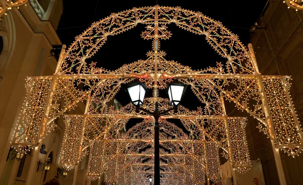 Natale (le vacanze di anno nuovo) l'illuminazione su Nikolskaya Street vicino al Cremlino Di Mosca di notte, Russia — Foto Stock