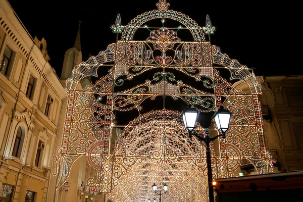 Christmas (New Year holidays) illumination on Nikolskaya Street near the Moscow Kremlin at night, Russia — Stock Photo, Image