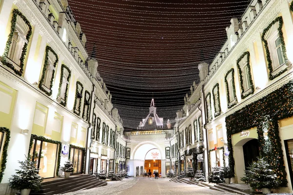 Noël (vacances du Nouvel An) illumination sur Tretiakov Drive près du Kremlin de Moscou la nuit, Russie — Photo