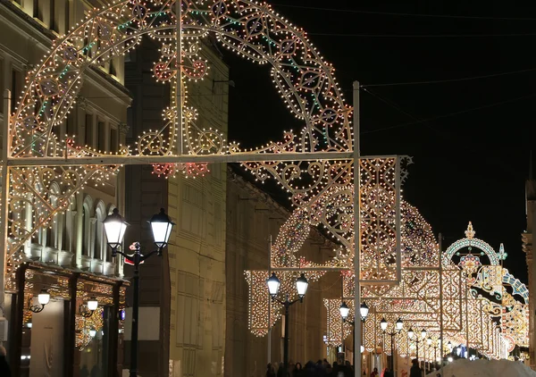Illumination de Noël (vacances du Nouvel An) sur la rue Nikolskaïa près du Kremlin de Moscou la nuit, Russie — Photo