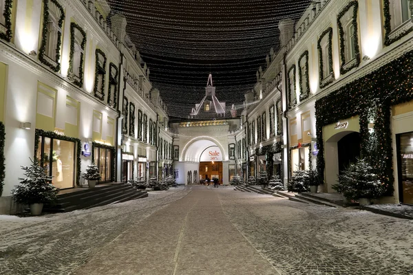 Рождественские (новогодние праздники) иллюминации на Третьяковской дороге возле Московского Кремля ночью, Россия — стоковое фото