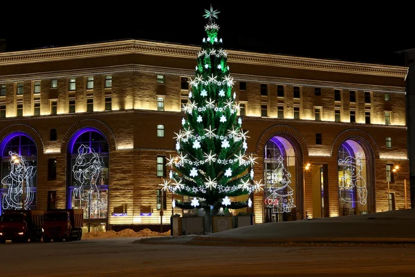 Χριστούγεννα (αργίες της Πρωτοχρονιάς) φωτισμός του το κεντρικό κατάστημα παιδικής σε Λουμπιάνκα (επιγραφή στα ρωσικά) το βράδυ, Μόσχα, Ρωσία — Φωτογραφία Αρχείου
