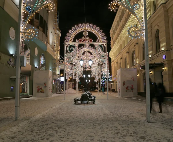 Navidad (vacaciones de Año Nuevo) iluminación en la calle Nikolskaya cerca del Kremlin de Moscú por la noche, Rusia — Foto de Stock