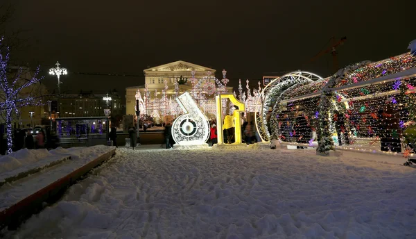 Moskva, Rusko - 17 ledna 2016: vánoční (novoroční svátky) osvětlení v blízkosti Bolshoi Theatre (velké, velké nebo Grand Theatre, také hláskoval Bolshoy) v noci, Moskva, Rusko — Stock fotografie