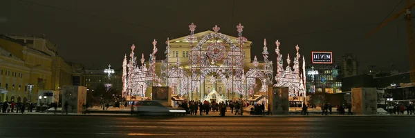 MOSCOW, RÚSSIA- JANEIRO 17, 2016: Natal (feriados de Ano Novo) iluminação perto do Teatro Bolshoi (Grande, Grande ou Grande Teatro, também soletrado Bolshoy) à noite, Moscou, Rússia — Fotografia de Stock