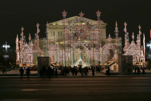 Natal (feriados de Ano Novo) iluminação perto do Teatro Bolshoi (Grande, Grande ou Grande Teatro, também soletrado Bolshoy) à noite, Moscou, Rússia — Fotografia de Stock