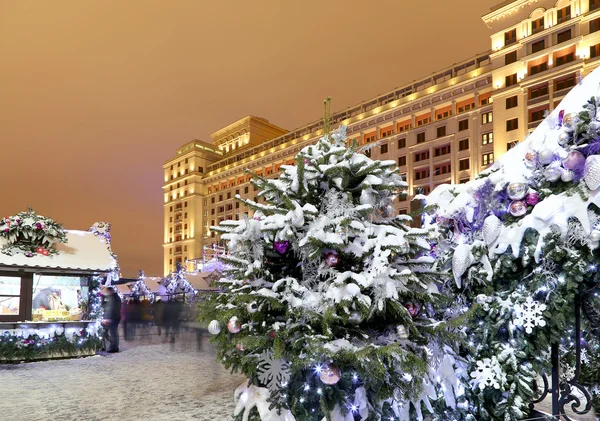 Kerstmis en Nieuwjaar vakantie verlichting en oude Hotel Moskva's nachts. Moskou, Rusland — Stockfoto