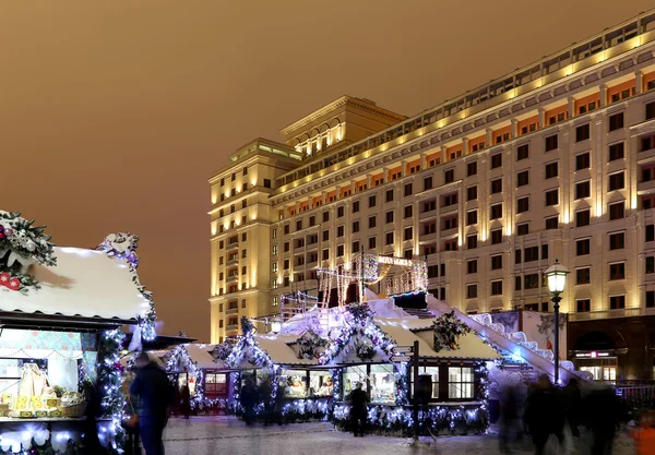 크리스마스와 새 해 휴일 조명 하 고 밤에 오래 된 호텔 모스크바. 모스크바, 러시아 — 스톡 사진