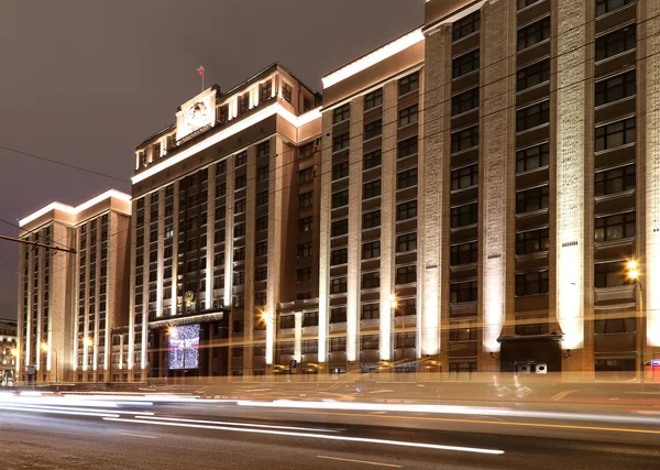 Jul och nyår semester belysning och byggnaden av The duman av federala församlingen av ryska federationen på natten, Moskva, Ryssland — Stockfoto