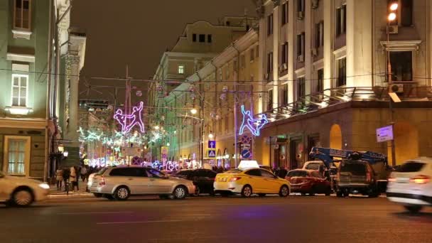 Kerstmis en Nieuwjaar vakantie verlichting 's nachts in Moskou, Rusland — Stockvideo