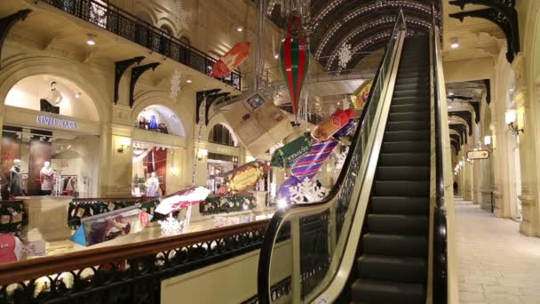 Interior Tienda Principal Universal (GUM) en las fiestas de Navidad (Año Nuevo), Plaza Roja, Moscú, Rusia — Vídeo de stock