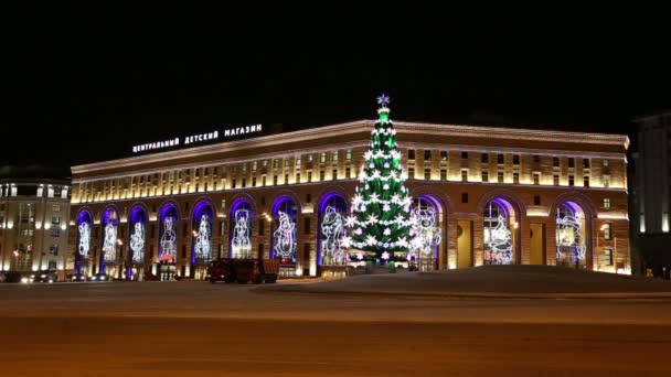 Jul (nyårshelgen) belysning av centrala barnens butik på Lubyanka (inskription på ryska) på natten, Moskva, Ryssland — Stockvideo