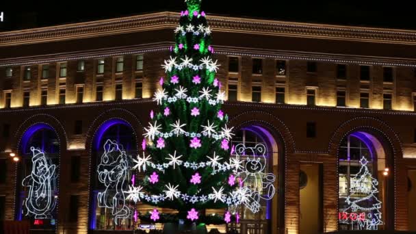 在夜晚，莫斯科，俄罗斯的中央儿童商店在卢比扬卡 (俄文碑文) 圣诞 (新年) 照明 — 图库视频影像