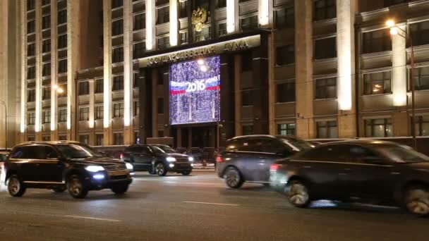 Boże Narodzenie (nowy rok) wakacje oświetlenie i budynek z dumy państwowej w nocy, Moskwa, Federacja Rosyjska — Wideo stockowe