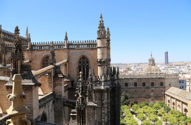 Seville--bkz: Andalusia, İspanya Saint Mary Katedrali--Katedrali dünyanın üçüncü büyük kilise ve tamamlanma içinde 1500 o zaman yapıldı dünyanın en büyük